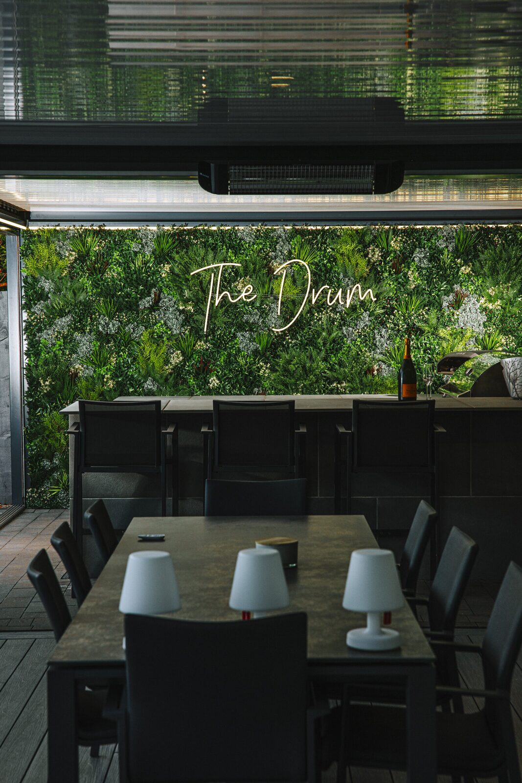 A lush Vistafolia green wall in an outdoor living space